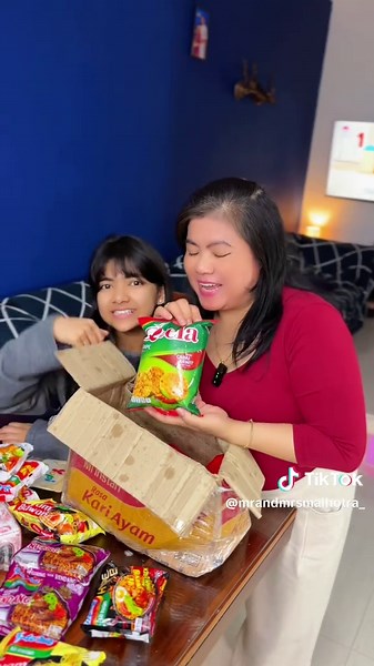 Unboxing Kiriman Makanan dari Subscriber Indonesia