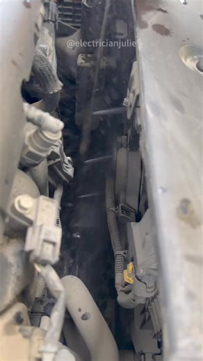 Starting today, don’t let car wash staff spray your AC condenser with high-pressure water — it can damage the delicate fins and lead to up to $4,000 in repair costs. Don’t ask me how I know. 🤡 I paid a $4,000 tuition to learn this: using this 23.6-inch condenser cleaning stick, you can safely remove dirt and debris at home and keep your cooling system running efficiently. | Clearandclever