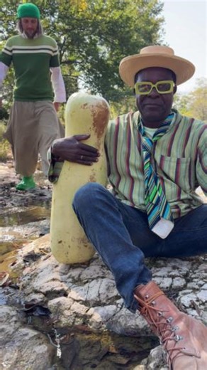 Ryan stumbled upon Sam hanging out on the banks of Baker Creek with his giant Zucca gourd! Weighing in at anywhere between 30 and 100 pounds, this massive gourd is one of the largest in the world, and it's not just big, it's delicious too! When picked young, it’s perfect for cooking just like zucchini. Did you know the Zucca gourd has an amazing history? Native to Africa, it became a cash crop during World War II in the Okanagan region of British Columbia, as restrictions on citrus peels made it