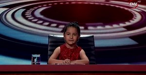 Mayra de Los Superpoderosos conquistó con su carismática presentación de noticias