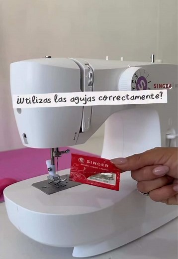 🧵 ¿Estás usando las agujas correctas en tu máquina SINGER? 👀 Cada aguja tiene su número y su tipo de punta 👉 punta bolita o punta lanza, y elegir la adecuada según la tela ¡hace toda la diferencia en tu costura! 💪 Además, su colocación correcta también es clave para evitar saltos de puntada o roturas de hilo. 📲 Si querés ver más tips y tutoriales, seguinos en Instagram y aprendé a sacarle el máximo provecho a tu máquina 💡 #SingerArgentina #CentroIntegralSinger #TipsDeCostura #CosturaCreati