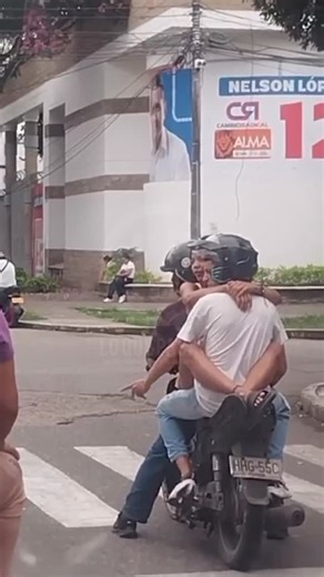 Lo Que Pasa En Bucaramanga y Colombia.com on Instagram: "#Bucaramanga ¡Creí haberlo visto todo, hasta que….!"