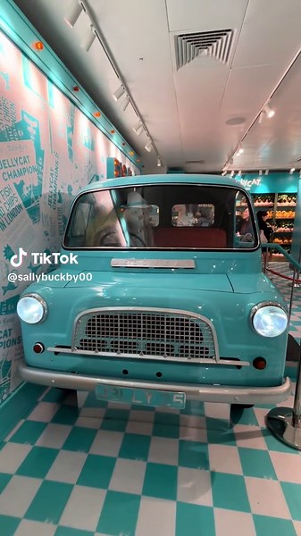 #jellycat #truck at #selfridges with a very special driver 🤩🤩😃