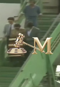 Palermo, 15 luglio 1984. Una scaletta, un aereo, e uno sguardo che cambia per sempre la storia della mafia. Tommaso Buscetta torna in Italia, estradato dal Brasile, scortato da agenti della polizia italiana. Non è più solo un latitante: è l’uomo che, da lì a poco, romperà il muro dell’omertà. | MaxiProcesso