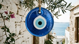 O que significa usar olho grego e por que tanta gente acredita nele