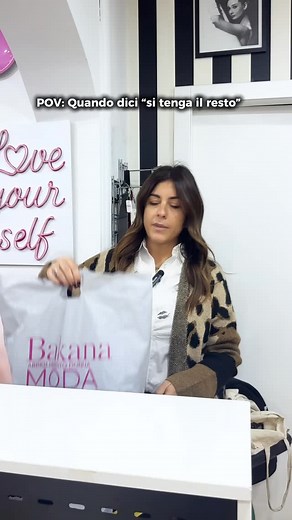 POV: no ma, si tenga pure il resto 😂 Ditemi che capita anche a voi😅 dimmelo nei commenti👉🏻 #abbigliamentodonna #bakanamoda #modadonna #ironic #comic #funny | Bakana Moda