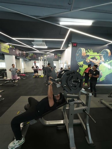 Incline Machine Press 💪🔥 | Upper Chest Builder