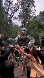 Magical rave in India💙, the rain didn't stop the dancing ✨ The talented @yalikedmi blasting the dancefloor🔥 Event by @apeprod42🙏 #boomerstories #india #rave #party #dancing | Boomer Stories