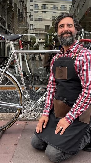 This 2019 Alex Singer show bike is a show stopper. All chrome with long elegant lugs, a full rack with plenty of add-ons and attachments. I couldn’t think of a finer touring bike example from the French masters themselves. Throwback style with a modern twist, this beauty is a head turner. #biciclettedepoca #alexsinger #touringbike #randonneur | Biciclette d'Epoca