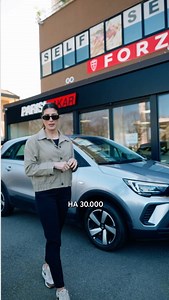 SEAT Arona vs. Opel Crossland: Vicky Piria mette a confronto due crossover e non ha dubbi sul vincitore! Scopri entrambi i modelli sull’app di AutoScout24 e fai la tua scelta. @vickypiria @parisigroup.it | AutoScout24