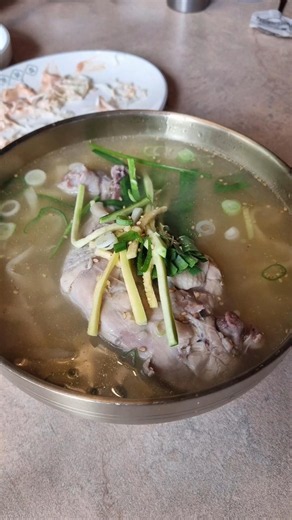신논현역 닭요리 전문점. 동명닭집 신논현점 깔끔한 닭칼수, 염지 잘된 후라이드 그리고 닭갈비살 구이까지 맛있어요. 점심부터 후라이드에 양념에 닭칼국수까지 푸짐하게 맛있게 먹었네요.