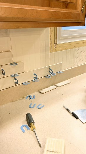 HomeDIY on Instagram: "Tile backsplash the easy way #tiles #backsplash #kitchen #kitchenbacksplash #tile #tileinstallation #diy #diyproject #howto #tutorial"