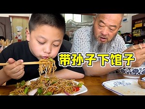 Panglong 's dad takes the kid to have noodles outside