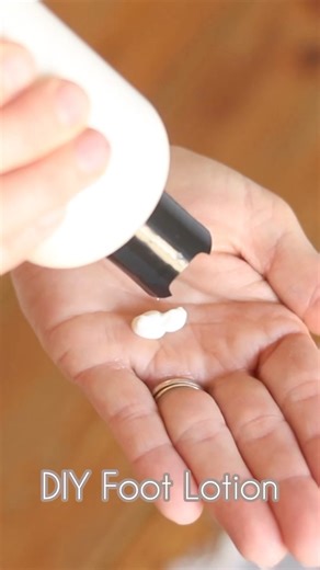 Find this recipe & more on my blog Our Oily House✨ This recipe is long lasting and made with clean ingredients! | Our Oily House