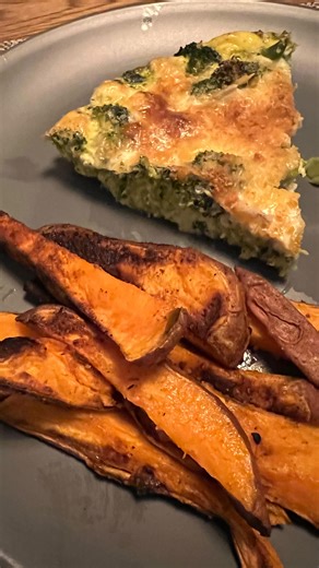 kriziacooks by krizia on Instagram: "broccoli soufflé!🥦 An easy and healthy vegetarian dish that pairs great with a side salad or in my case, sweet potato fries! You can use cauliflower or zucchini instead but I just love the taste of broccoli. Even reminds me of tortilla española (iykyk). - 3 cups broccoli florets - 1 cup whole milk - 1 cup cheese of choice - 6 eggs - 1 tsp nutmeg - Salt/pepper Preheat oven to 350 degrees. Steam broccoli in the microwave with a few tablespoons of water for 3 m