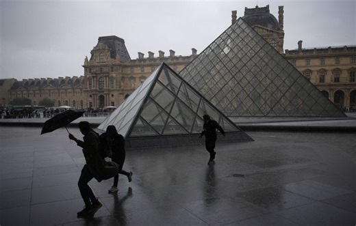 Cambriolage au Louvre : « Visiblement, ce n’était pas très pro »… Le « casse du siècle » l’est-il vraiment ?