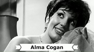 Heute ist der 54. Todestag der englischen Schlagersängerin † Alma Cogan (eigentlich Alma Angela Cohen). Geboren am 19. Mai 1932 und gestorben am 26. Oktober 1966. Bereits 1952 nahm Alma Cogan Schallplatten mit Schlagern auf. Ihr erstes Lied war "To Be Worthy of You". Danach sang sie zahlreiche Versionen von US-Hits der frühen 50er Jahre. 1955 hatte sie ihren ersten Nummer-1-Hit in den angelsächsischen Hitparaden: Im Frühjahr dieses Jahres gelang ihr mit "Dreamboat" der große Durchbruch. Insgesam