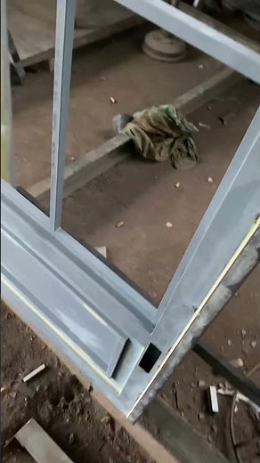 Sistem bukaan pintu geser dengan roda atas