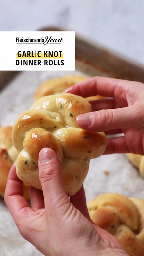 Garlic Knot Dinner Rolls—with a buttery soft texture and flavor-packed dough, they are knot your average dinner roll! Recipe: Sarah Fennel @BromaBakery 🏆 Why it’s a great bake: a look that says fancy, but a process that says soooo easy. With flavorful garlic, herbs and butter in the dough and as a topping, they are golden brown on the outside with the perfect chew on the inside. Recipe here: https://www.fleischmannsyeast.com/recipe/garlic-knot-dinner-rolls/ | Fleischmann's Yeast