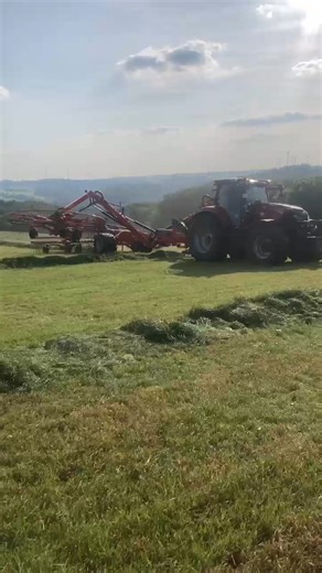Ein Case IH Puma 185 mit Kuhn GA 15131 Vierkreiselschwader vom Lohnunternehmen Lepage. | profi