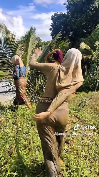 Pesona Gadis Desa yang Pulang dari Sawah
