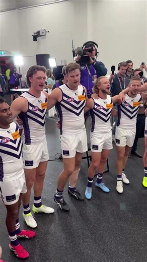 MOOSE LEADS THE SONG 🫎