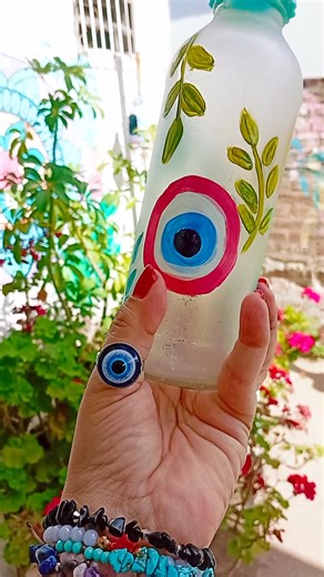 Arte que Transforma y Decora 🌿 ​Mira cómo transformo simples botellas de vidrio en piezas de arte únicas. Estas Botellas de Vidrio Escarchado Pintadas a Mano son el centro de atención que tu espacio necesita. ​ Utilizo pintura sobre vidrio esmerilado, lo que le da a la botella un aspecto elegante y translúcido. ​ Combino la fuerza visual del Ojo Turco (en vibrantes combinaciones de azul, amarillo, rojo y turquesa) con delicados motivos florales y de hojas. ​ Perfectas como floreros individuales