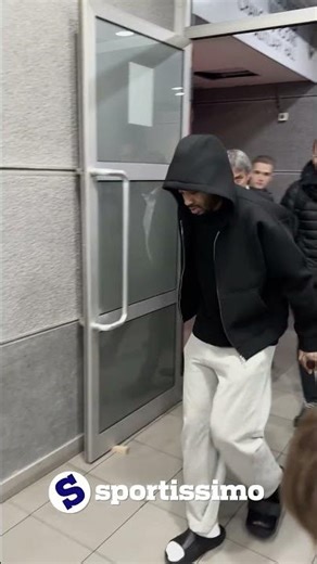 Karlik Džons na štakama napustio Arenu!