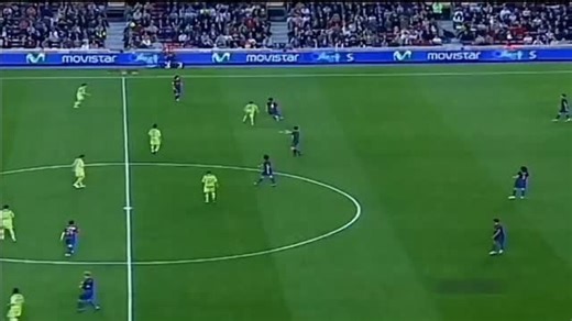 Πελότα Λίμπρε on Instagram: "Τη σεζόν 2006/07, το Καμπ Νόου είδε ένα γκολ που έμεινε στη μνήμη των Καταλανών (και όλου του κόσμου βασικά) για πάντα. Ο Λιονέλ Μέσι, τότε μόλις 19 ετών, πέτυχε ένα γκολ που θύμισε σε όλο τον κόσμο το διάσημο γκολ του Μαραντόνα εναντίον της Αγγλίας στο Μουντιάλ του Μεξικού. Ο Αργεντινός δέχεται την μπάλα στη δεξιά πλευρά, μακριά από την εστία. Με την πλάτη του γυρισμένη, γυρίζει αστραπιαία, περνάει δύο, προχωρά ανάμεσα σε άλλους με τέλειο έλεγχο της μπάλας και ξεκιν