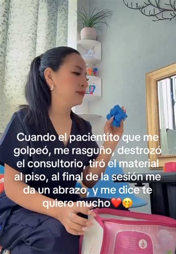 “C#on los ojos cerrados…” 🎶 porque detrás de cada conducta hay una emoción que busca ser entendida 🧠💖 Y al final… un abrazo que lo vale todo 🫶✨ #Hum#HumorTerapeuticoa#RealidadTerapeutical#SoloTerapeutassasDeTerapeutas