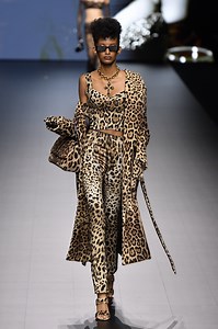 I pantaloni leopardati per l'Inverno 2024 si abbinano e indossano copiando i look delle sfilate