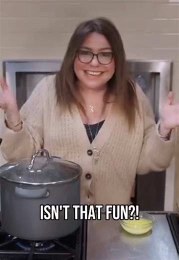 What’s popping? 😁 Don’t be scared of popping your own popcorn! It’s simple and fun, let me show you how! #CookingWithRachaelRay