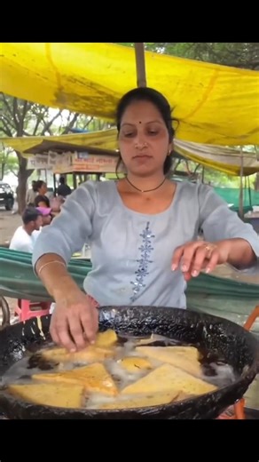 భారతదేశపు వీధి వ్యాపారుల వద్ద కనిపించే ఈ వింత నైపుణ్యం చూస్తుంటే, ఎవరికైనా ఒళ్లు గగుర్పొడవడం ఖాయం.