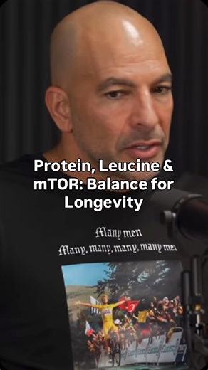 Protein, Leucine & mTOR: Balance for Longevity 🧬💪 mTOR is a master growth switch. Leucine-rich protein (and insulin) turns it on—great for muscle, recovery, and metabolic health. Turning it down at times—via fasting, lower protein windows, polyphenols, or exercise-induced AMPK—supports cellular repair, autophagy, and lifespan (seen across multiple model organisms). The playbook isn’t “always on” or “always off.” It’s strategic cycling: • Hit a leucine threshold (~2–3 g) with 30–50 g high-quali