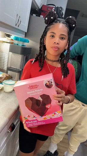 Making a big chocolate Valentines heart piñata #chocolate #pinata #heartmold #tiktokfood @lovelymimi865 @jayjayhere0_0 #viralreels #viral #fyp #reelsfb #reelsvideo #trendingreels #trending2023 #trend #foryoupage #entertainment #trendingnow #fbreels Lovely Mimi | Juice n Jayy