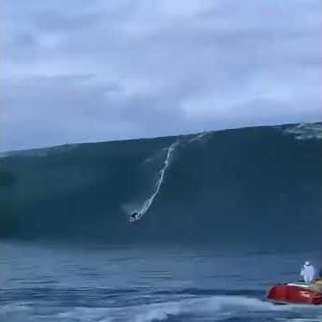 Amazing!!! Biggest wave ever ridden at Teahupoo?