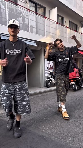 9090 | 【King Logo Assort Buggy Jorts】 大人気Kingロゴジョーツが7色展開で登場！ 膝下までワイドな丈感で、ストリートらしいアイテム。 バックポケットにはKing Logoの刺繍が施されている。 COLOR : Python / Green... | Instagram