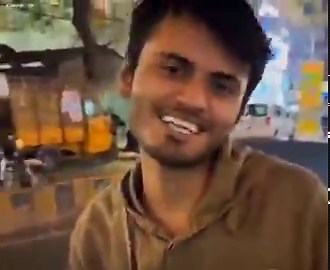 انڈیا میں ایک ڈیلیوری رائیڈر کی اپنے پرانے اسکول فیلو سے اچانک ملاقات ہوئی۔ ویڈیو میں وہ لڑکی اسے طنزیہ انداز میں فلم بناتی اور پرانے دن یاد دلاتی ہے، جبکہ وہ شخص خاموشی سے مسکراتا رہتا ہے، جیسے اپنے اندر کا سب کچھ چھپا رہا ہو۔لیکن سچ یہ ہے کہ زندگی میں ہر کوئی اپنی اپنی جدوجہد لڑ رہا ہوتا ہے، اور محنت کر کے رزق کمانے والا کبھی کم نہیں ہوتا