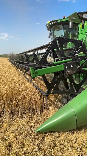 Harvesting barley in slow motion #agriculture #combineharvester #johndeere #Harvest2023 | Pro Horizon Farming Content
