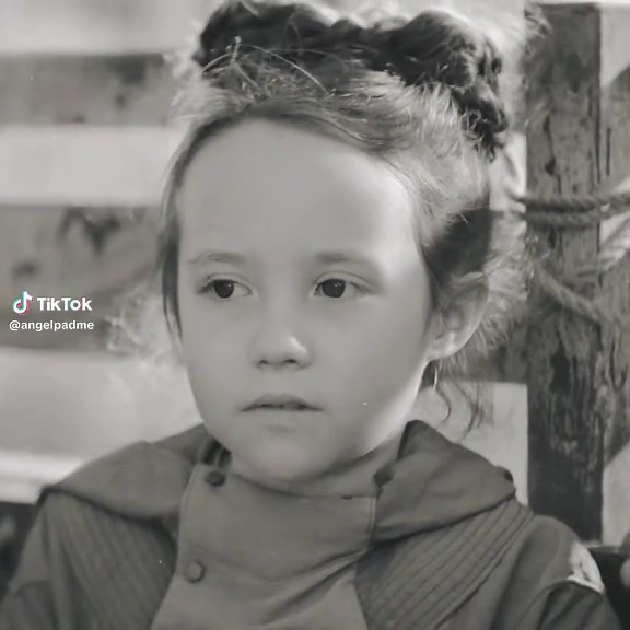 the two r2d2 pictures and their slight parallels :’) #starwars #starwarsfan #starwarstiktok #starwarsedit #starwarsedits #anakinskywalker #anakinskywalkeredit #anakin #anakinedit #leiaorgana #leiaorganaedit #princessleia #anakinandleia