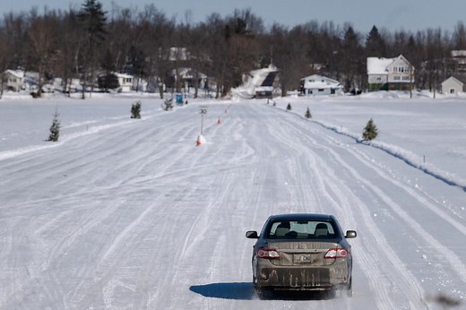 Des communautés du Canada isolées à cause de la fonte de la glace sur les routes | RTS