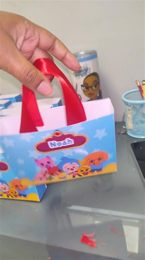 😌Dale un paneo a esto! 😍 Pedido en proceso 😁 Sigamos viendo..... #papeleriacreativa #bolsitas #fiestasinfantiles #personalizadoscomamor