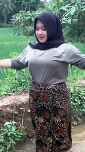 Neng sari cantik bagai paus terdampar #nengsari #mandi #mandidisungai #janda #gadisdesacantik #saricantik #spekbidadari #sarisukateri | Arsyalia Putra