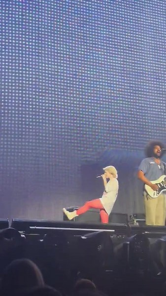 #HayleyWilliams singing "I don't need no help" while getting her shoe fixed during 'Caught In The Middle', in #ParisTSTheErasTour with #TaylorSwift, at the Paris La Défense Arena (Night 3), France 🇫🇷 🎥: @nightcrxwling (Via Twitter/X) | We Are Paramore