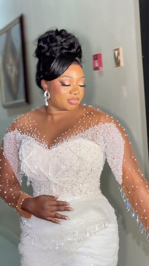 Calm & Sweet Bride 😍🥰 Event planned & cordinated @regal_concepts Bride @olarinoyebee MUA @skytouch_beauty Hairstylist @trhairsuredbytolu Robes @robesbydee Bouquet @mycustomwedding Photographer @the_darey_ Videographer @timsam_visuals Bride’s outfit @stylesbyzeeyarh Gele Artist @geleayaoba Friends Robes @tees_bridals Gift bags @tees_bridals SECURITY: Btmsecurity_ Live Band @toyindollar_benclassy. MC: @tyjokez Decor: @ladecorng Small Chops @sugarfingers_xoxo #weddingnaija #weddinginibadan #marri