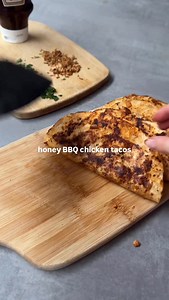 Soft shell tacos are one of my faveee things to make so of course they had to go in my book! This recipes comes straight from the Under 30 minute chapter and it’s soooo yummy 😍😍 I’ve left the full recipe below but you can get loads more easy, high-protein, one-pan recipes in my book through the link in my bio, and today I’ve seen it is currently 50% OFF on Amazon!!! So if you haven’t ordered it yet, this is your sign! Ingredients: low-calorie cooking spray 1 onion, finely diced 1 tbsp balsamic