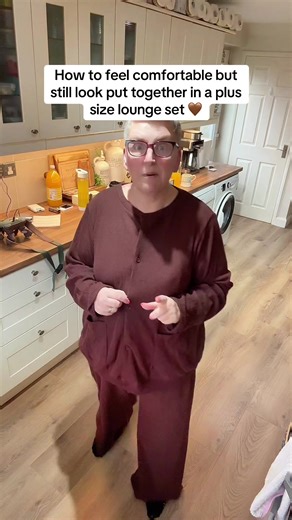 This is a plus size co ord set designed for real bodies. Soft ribbed fabric… relaxed fit… and wide leg trousers for plus size women that don’t cling to your thighs, tummy or bum. The waistband is comfortable, not tight, which makes it perfect if you want a comfortable plus size outfit you can wear all day. It’s ideal as plus size casual wear for everyday life… working from home… running errands… travelling… or those days where you want comfort without looking like you’ve given up. Honestly one o