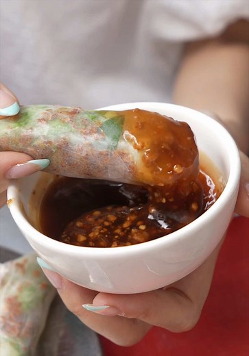 Hôm nay cùng tui đi ăn Bò bía núp hẻm quận 11 nha, giá chỉ 2k5 1 cuốn, xe bò bía của dì Hạnh đã bán được gần 30 năm, bò bía của Dì ngon, rẻ, chất lượng lắm luôn Dì còn siêu dễ thương, vui vẻ nữa, mọi người có dịp qua Q11 ghé ăn thử ủng hộ Dì Hạnh nha 🥰❤️ #bonappetitsaigon #vrmgr #quan11 #reviewanngon #ancungtiktok