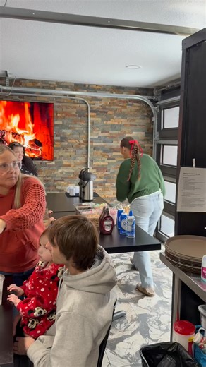 20K views · 324 reactions | Ho ho ho, Santa's slamming at Root 12 Bar & Grill! Lots of kiddos enjoying the moment, ridiculously good hot chocolate, a beautiful photographer capturing the magic with Santa & Mrs. Claus, and tunes to get you jingling all the way! | Root 12 Bar & Grill | Facebook