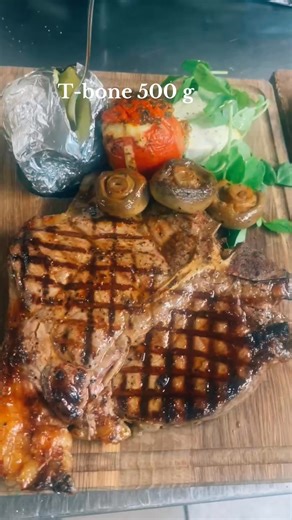 🥩 Ugens Tilbud – Uge 50! 🥔 Vi serverer 500 g saftig T-bone steak med bagekartofler, hjemmelavet hvidløgssmør og fri salatbar kun kr. 359,- pr. kuvert 🤩 Vi holder åbent fredag, lørdag og søndag, så tag familie eller venner med til en hyggelig aften i Vejlby Klit. 📞 Husk at reservere bord på 98 115 115 – vi glæder os til at se jer! 🤠 Café John Wayne – god mad, god stemning og masser af westernhygge! | Café John Wayne